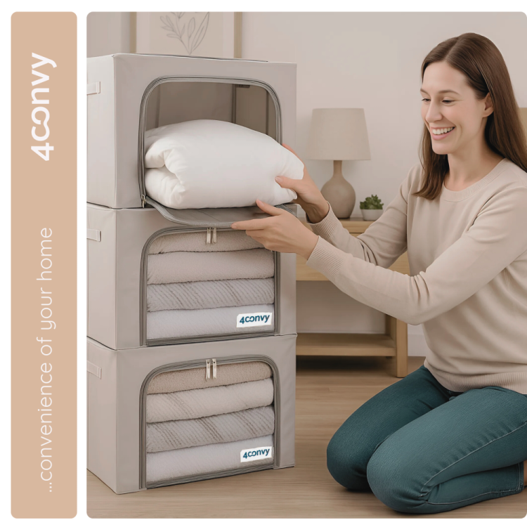 Torby do przechowywania 40 L w użyciu – modelka wkłada pościel do jednej z trzech ułożonych toreb. Praktyczna organizacja i oszczędność miejsca.