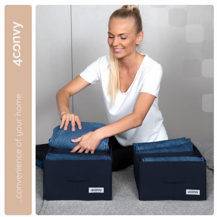 Modelka w domowej przestrzeni wkłada ubranie do jednego z dwóch granatowych organizerów na spodnie. Zdjęcie lifestylelowe ukazujące funkcjonalność i estetykę przechowywania ubrań w codziennym otoczeniu.