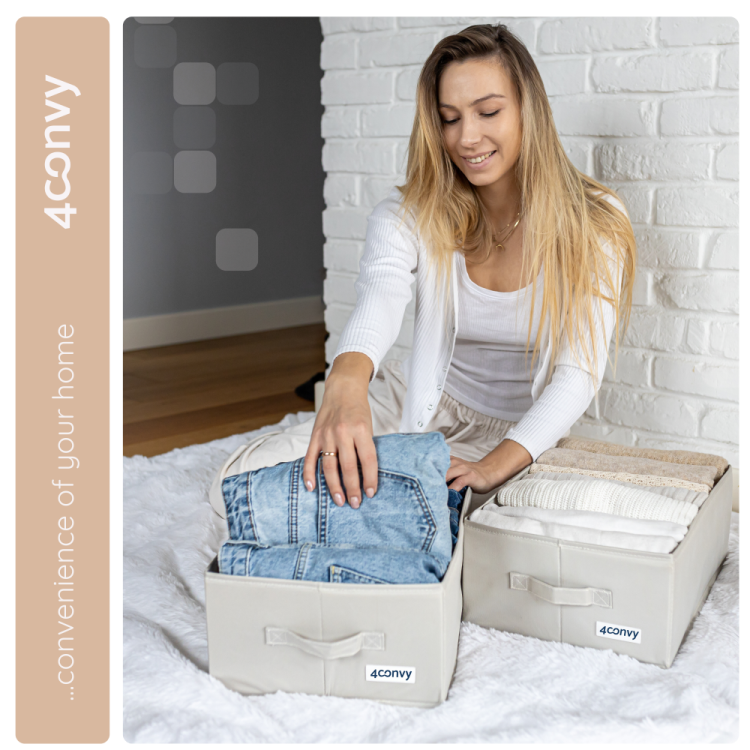 Modelka uśmiechnięta, wkładająca ubranie do jednego z dwóch organizerów XXL na spodnie. Zdjęcie lifestyle’owe wykonane w domowej przestrzeni, na łóżku – pokazuje wygodę i funkcjonalność przechowywania z organizerami 4CONVY.