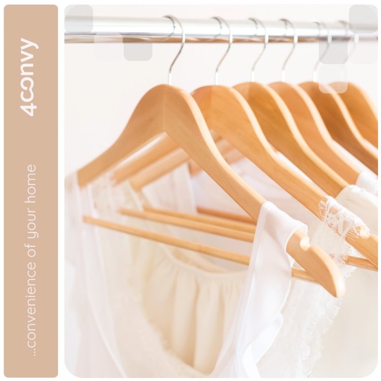 Zestaw naturalnych, drewnianych wieszaków na ubrania, idealnych do przechowywania delikatnych bluzek, sukienek i koszul.
