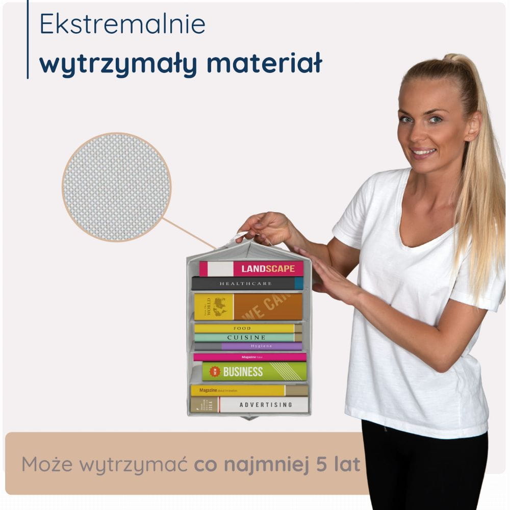 Modelka prezentuje organizer wykonany z ekstremalnie wytrzymałego materiału. Praktyczne i trwałe rozwiązanie do codziennego przechowywania odzieży – połączenie stylu i funkcjonalności.